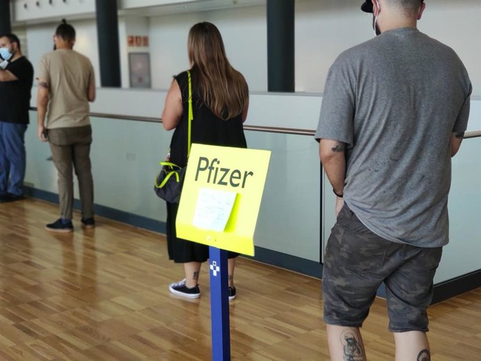 Archivo - Punto de vacunación contra el coronavirus, COVID-19, en el área de docencia del HUCA. Vacuna, Pfizer.