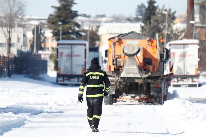 Archivo - Un militar de la Unidad Militar de Emergencias (UME) camina durante la limpieza de una de las carreteras llenas de nieve y hielo tras el paso de la borrasca 'Filomena', en Valdemoro, Madrid (España), a 12 de enero de 2021. El dispositivo de li