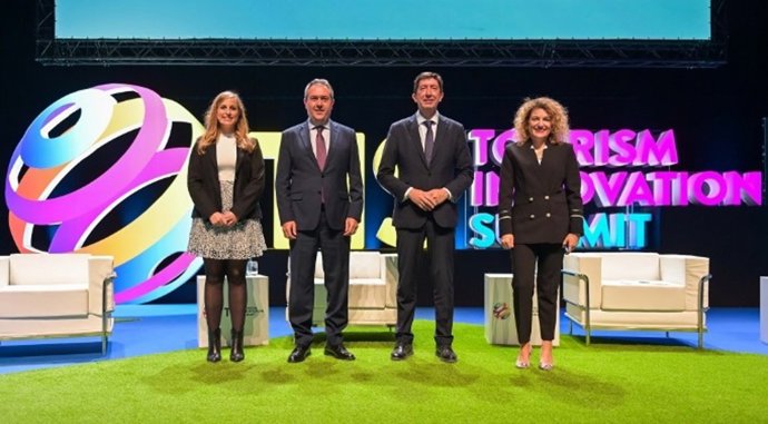 El alcalde de Sevilla, Juan Espadas, y el vicepresidente de la Junta de Andalucía, Juan Marín, han inaugurado esta mañana la segunda edición del TIS2021.