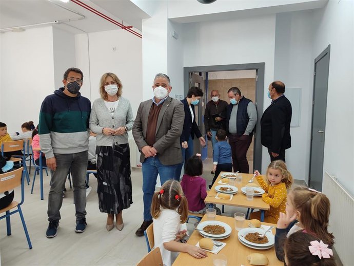 La delegada territorial de Educación y Deporte de la Junta de Andalucía en Córdoba, Inmaculada Troncoso, en su visita al CEIP San Isidro de El Villar de Fuente Palmera.