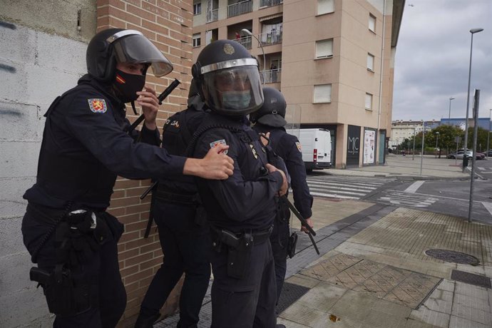 Archivo - Varios agentes de Policía Nacional durante el desalojo de la nave ocupada como gaztetxe (local juvenil), en el barrio de la Rochapea de Pamplona, a 2 de septiembre de 2021, en Pamplona, Navarra (España). 