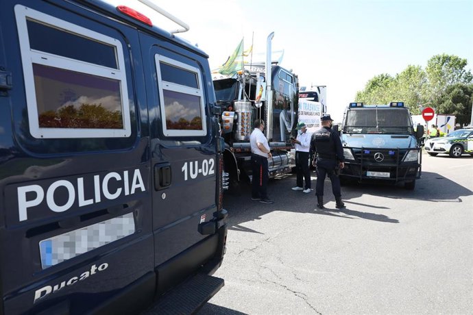 Archivo - Agentes de Policía Nacional vigilan la caravana de vehículos y camiones desde IFEMA para protestar contra el recorte de caudal del Trasvase Tajo-Segura.