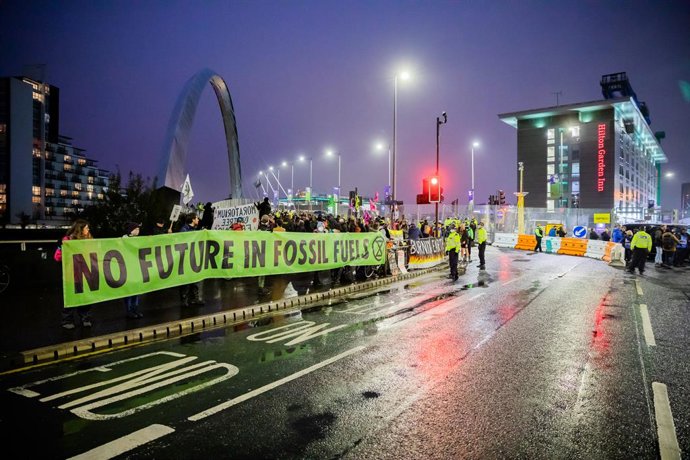 08 November 2021, United Kingdom, Glasgow: Climate activists hold a banner reads "No future in fossil fuels" during a demonstration for better climate protection in conjunction with the United Nations Climate Change Conference (COP26). Photo: Christoph 