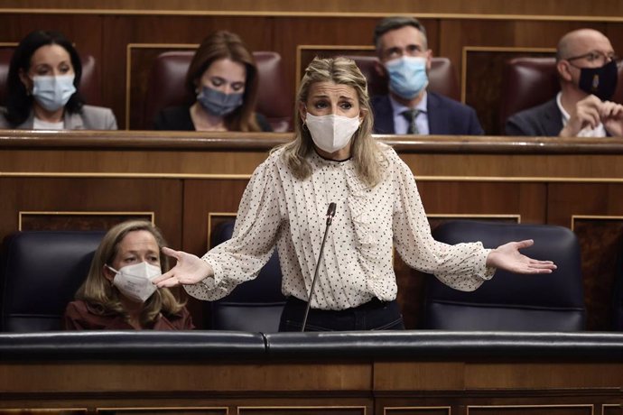 La vicepresidenta segunda del Gobierno y ministra de Trabajo, Yolanda Díaz, interviene en una sesión de control en el Congreso de los Diputados, a 10 de noviembre de 2021, en Madrid, (España).