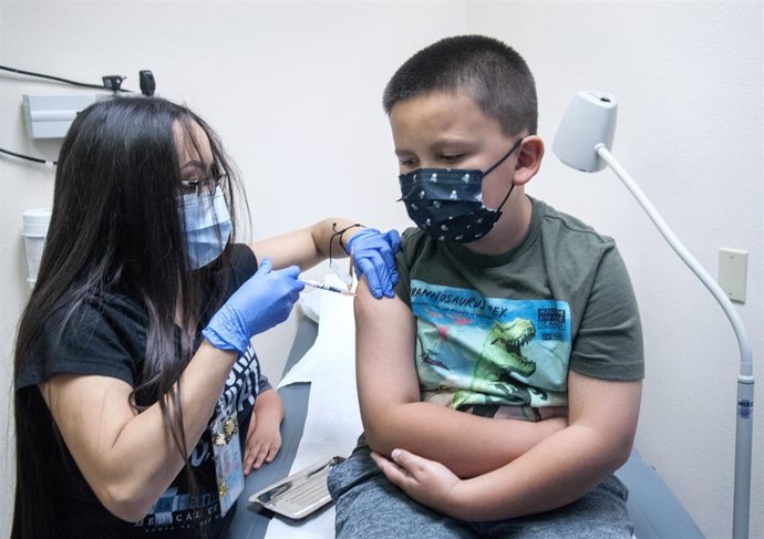 09 November 2021, US, Santa Fe: Xavier Ramirez gets his COVID-19 vaccine at La Familia Medical Center in Santa Fe. Photo: Eddie Moore/Albuquerque Journal via ZUMA/dpa