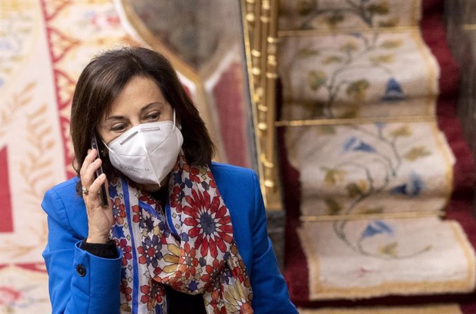 La ministra de Defensa, Margarita Robles, habla por teléfono en una sesión plenaria en el Congreso de los Diputados, a 4 de noviembre de 2021, en Madrid, (España). El Pleno del Congreso de los Diputados vota este jueves las siete enmiendas de totalidad 
