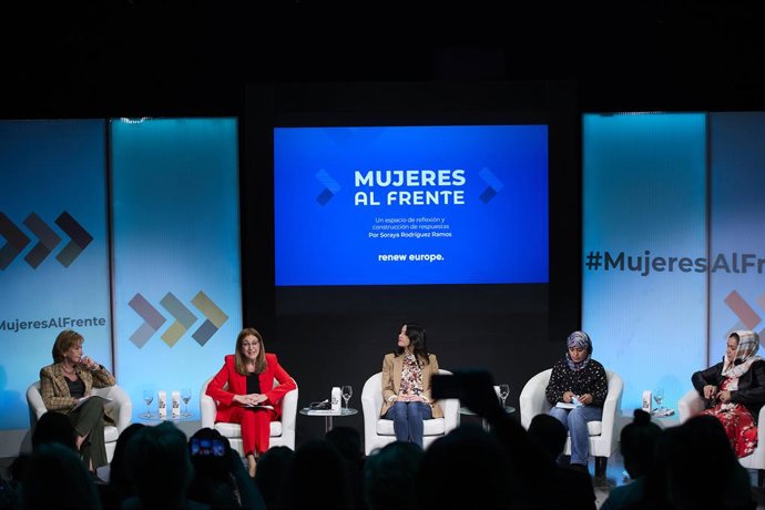 (I-D) La fundadora de la Asociación para la Prevención, Reinserción y Atención a la mujer prostituta (APRAMPA), Rocío Nieto; la eurodiputada del partido liberal, Soraya Rodríguez; la presidenta de Ciudadanos (Cs), Inés Arrimadas; la periodista y refugia