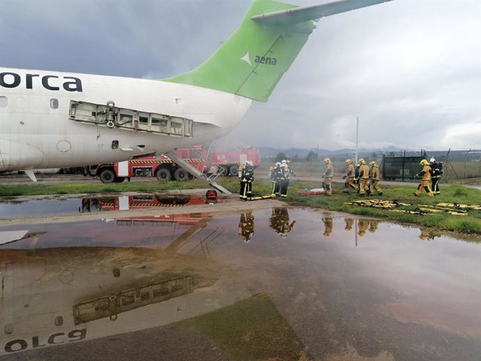 Simulacro de un accidente aéreo en el aeropuerto de Palma.