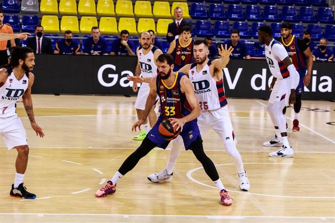 Archivo - Nikola Mirotic of Fc Barcelona competes with Alec Peters of TD Systems Baskonia during the Liga Endesa ACB match between Fc Barcelona  and TD Systems Baskonia  at Palau Blaugrana on May 19, 2021 in Barcelona, Spain.