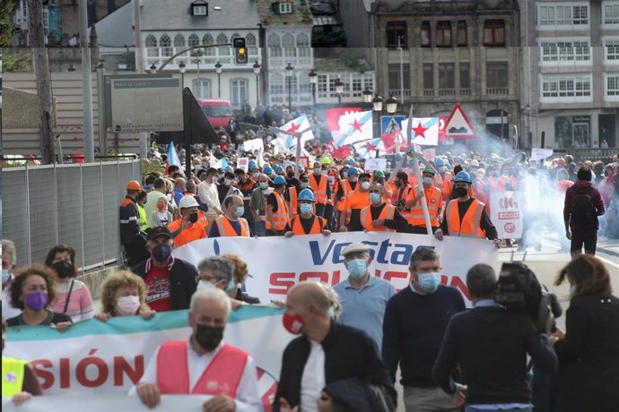 Varios cientos de personas participan en una manifestación por el futuro industrial de A Mariña, a 17 de octubre de 2021, en Viveiro, Lugo (Galicia). Viveiro acoge este domingo una manifestación convocada por los sindicatos CCOO, UGT y CIG para demandar