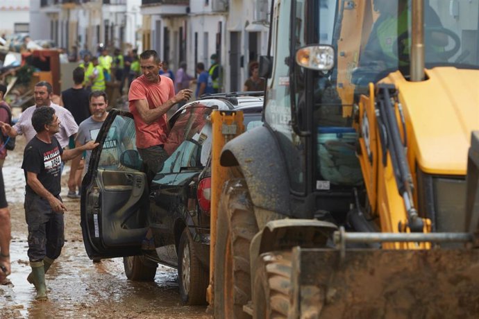 Archivo - Tareas de limpieza en las calles del pueblo al día siguiente del temporal de lluvia que sufrió la provincia de Huelva a 24 de septiembre 2021 en Lepe (Huelva, Andalucía). (Foto de archivo).
