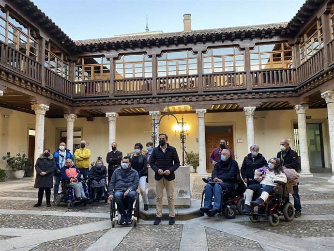 El presidente de la Diputación Provincial de Valladolid, Conrado Íscar, y el presidente de Predif, Francisco Sardón, han recibido a los primeros 15 viajeros con discapacidad que participan en un proyecto de asistencia personal en destino para turistas.