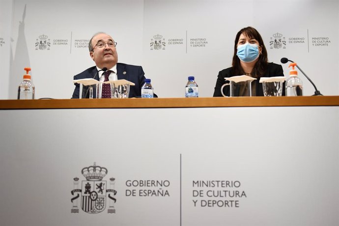 El ministro de Cultura, Miquel Iceta y la directora general del Libro y Fomento de la lectura, María José Gálvez, anuncian la ganadora del Premio Cervantes 2021, en el Ministerio de Cultura y Deporte, a 10 de noviembre de 2021, en Madrid (España).  El j