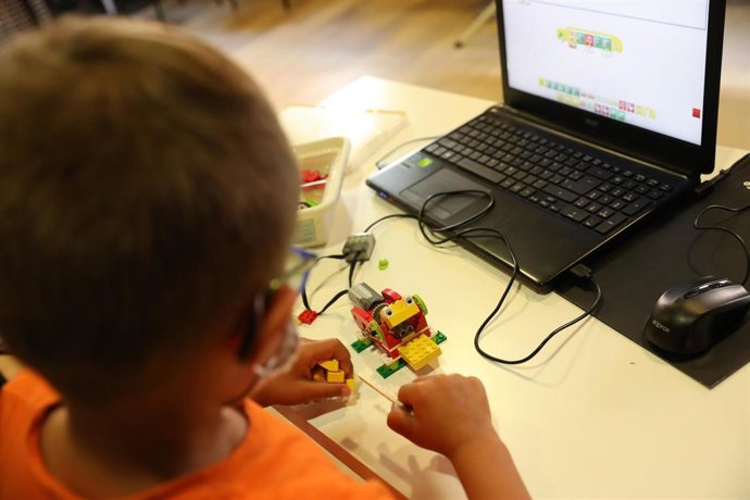Archivo - Un niño juega en un taller tecnológico.