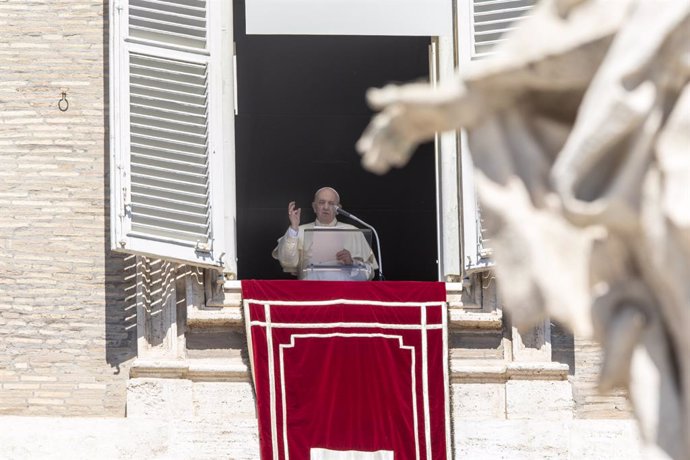 Archivo - August 29, 2021, Vatican City, Vatican City, Vatican: Pope Francis from the window of the Apostolic palace delivers the blessing on August 29 2021 overlooking the faithful in the St.Peter's square in Vatican.