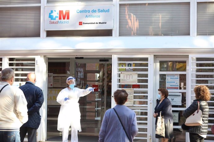 Archivo - Una sanitaria sale a atender a las numerosas personas que hacen cola en el Centro de Salud Vicálvaro-Artilleros en el distrito de Vicálvaro, en Madrid (España), a 28 de septiembre de 2020. Vicálvaro es un nuevo distrito afectado por las restri