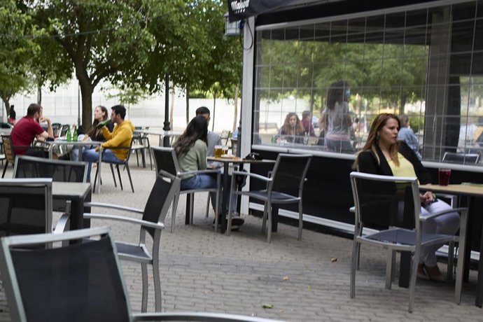 Archivo - Varias personas en una terraza