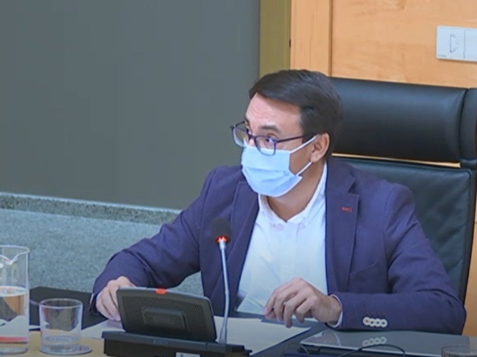 El procurador socialista Fernando de Pablos interviene en la Comisión de Hacienda de las Cortes en la que la consejera de Educación ha detallado los Presupuestos de su área para 2022.