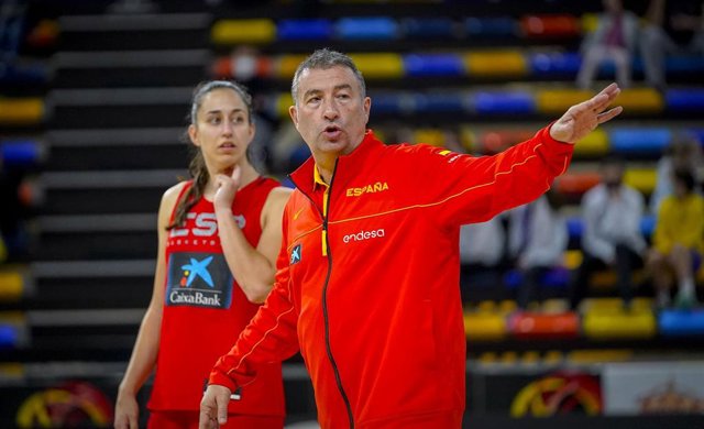 Miguel Méndez, seleccionador nacional femenino de baloncesto, dando instrucciones en un entrenamiento