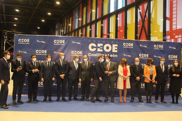 El presidente de la Junta de Castilla y León, Alfonso Fernández Mañueco, presente en la entrega de premios de la CEOE Castilla y León este miércoles en el Palacio de Exposiciones y Congresos de León.