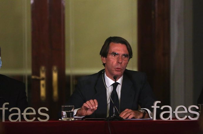 El expresidente del Gobierno, José María Aznar, interviene durante el acto de presentación del libro "Julián Marías. La concordia sin acuerdo" escrito por Ernesto Baltar, en el Senado, a 10 de noviembre de 2021, en Madrid.