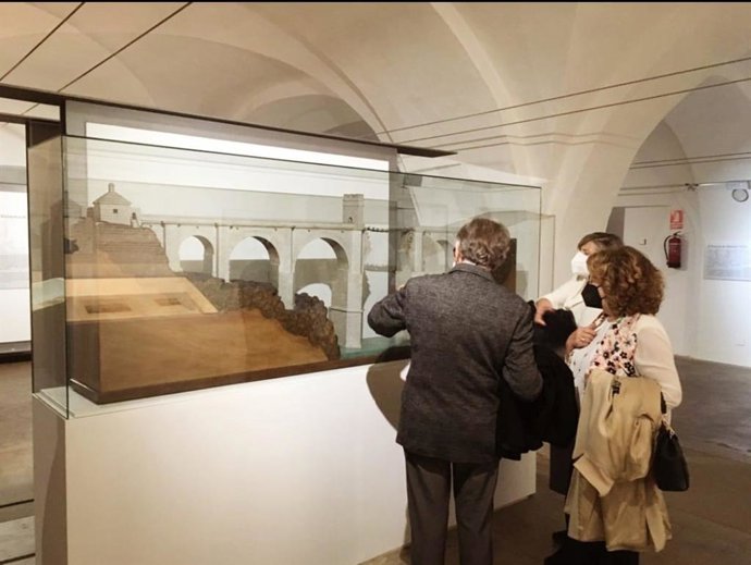 Inauguración de la exposición sobre el Puente de Alcántara.