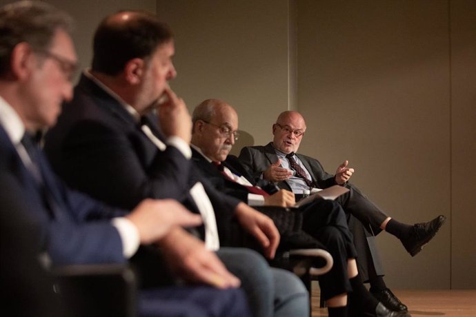 Los exconsellers de Economía, Andreu Mas-Collel (3i) y Antoni Castells (4i), participa en una mesa redonda sobre La infrafinanciación de Catalunya, en el Palau Robert, a 10 de noviembre de 2021, en Barcelona, Cataluña (España). Durante el acto, organi