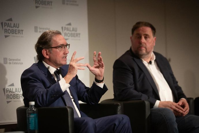El conseller de Economía y Hacienda, Jaume Giró, junto al exvicepresidente y exconseller de Economía, Oriol Junqueras, durante el acto.