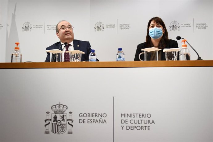 El ministre de Cultura, Miquel Iceta i la directora general del Llibre i Foment de la lectura, María José Gálvez, anuncien la guanyadora del Premi Cervantes 2021