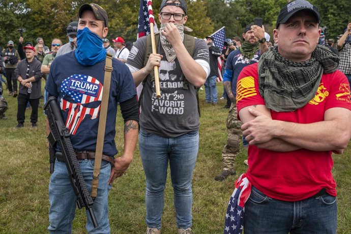 Pistoleros de la milicia de extremaderecha Proud Boys en una movilización en apoyo de Donald Trump.