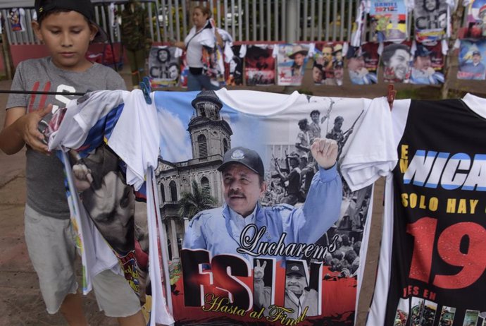 Archivo - Camisetas con la imagen de Daniel Ortega en Managua, Nicaragua