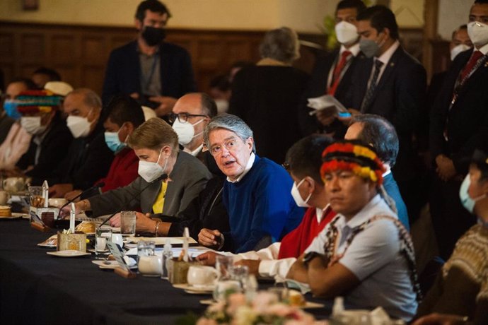 Archivo - Guillermo Lasso (C), presidente de Ecuador, y Alexandra Vela, presidenta del Gabinete, asisten a una reunión con líderes indígenas en el Palacio Presidencial. 