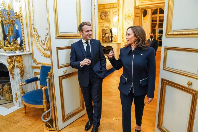 La vicepresidenta de EEUU, Kamala Harris, y el presidente de Francia, Emmanuel Macron