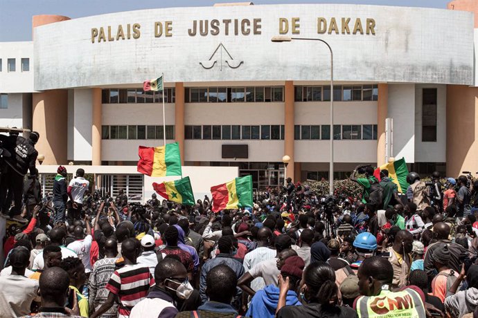 Archivo - 08 March 2021, Senegal, Dakar: Supporters opposition leader Ousmane Sonko take part in a protest in front of the Justice Palace. Sonko, who was charged with raping a 20-year-old woman in a beauty salon, was released on bail after his court app