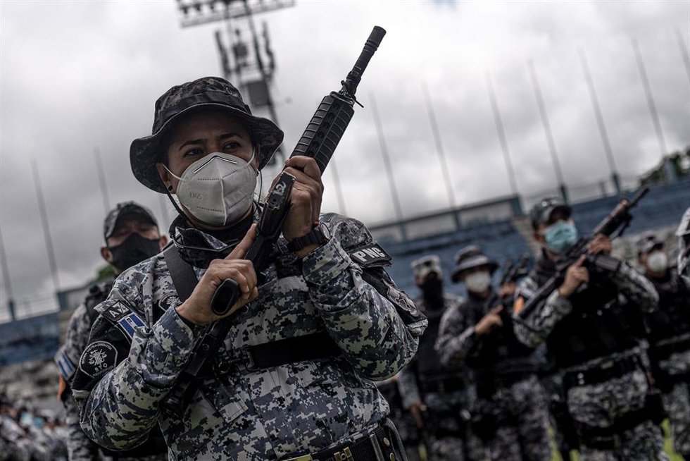 Archivo - Policías con mascarilla en San Salvador