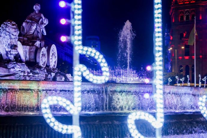 Archivo - Encendido del árbol de Navidad en la fuente de Cibeles, en Madrid a 22 de noviembre de 2019.