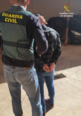 Uno de los detenidos acusados de robar en casas tras sustraer llaves de vehículos.