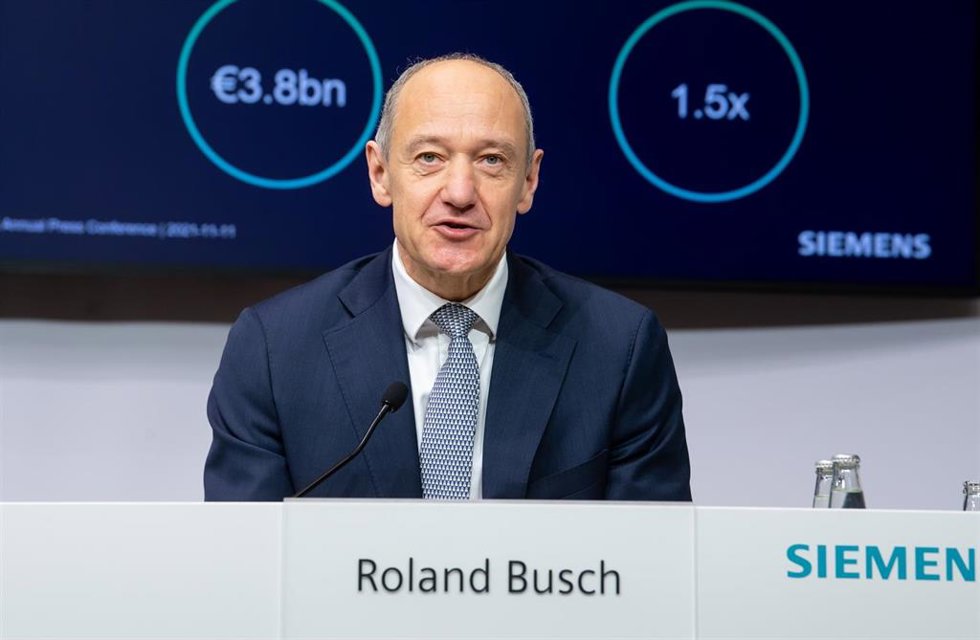 11 November 2021, Bavaria, Munich: Roland Busch, President and CEO of Siemens AG, speaks during Siemens' annual press conference. Photo: Sven Hoppe/dpa-Pool/dpa