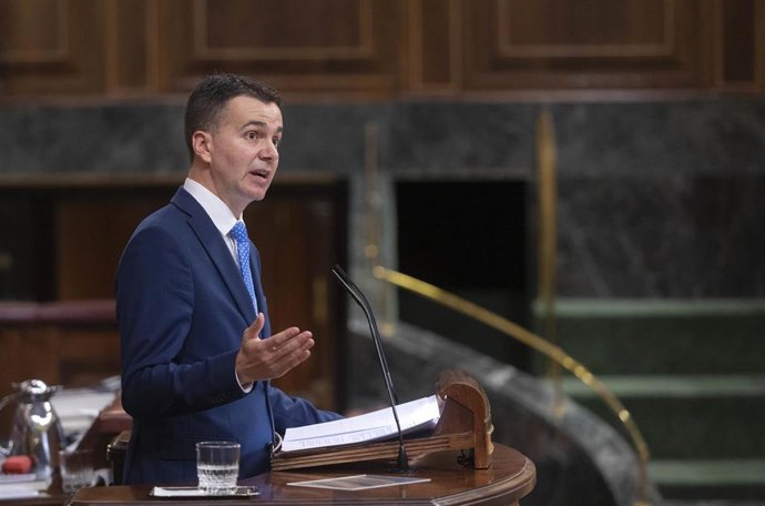 El portavoz del Grupo Parlamentario Socialista en el Congreso de los Diputados, Héctor Gómez, interviene en una sesión plenaria en el Congreso de los Diputados, a 4 de noviembre de 2021, en Madrid, (España). El Pleno del Congreso de los Diputados vota e
