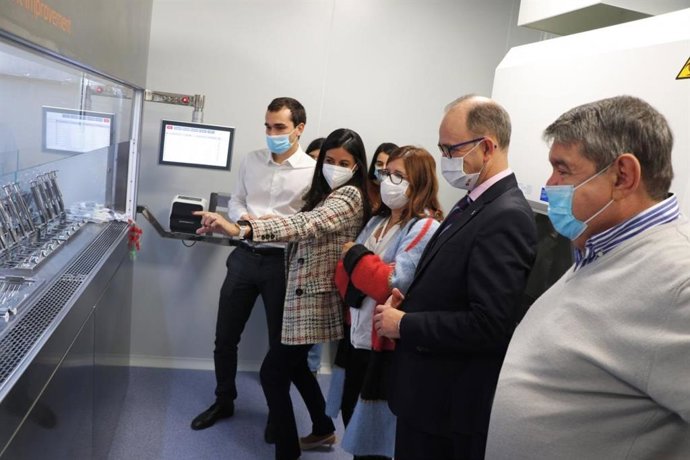 El Hospital de Toledo tiene el primer robot de Europa con sistemas de transferencia cerrados para preparar medicamentos.