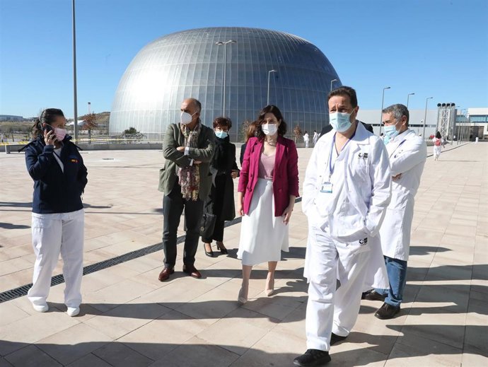 Archivo - La presidenta de la Comunidad de Madrid, Isabel Díaz Ayuso (3d), junto al viceconsejero de Sanidad, Antonio Zapatero (2i), durante su visita al inicio del proceso de vacunación contra el COVID-19 que se ha puesto en marcha en el Pabellón 3 del