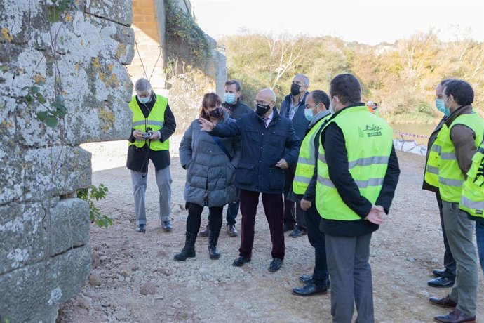 El consejero de Cohesión Territorial, Bernardo Ciriza, y la alcaldesa de Mendigorría, Eunate López, durante la visita al inicio de las obras de reparación del puente de Andelos.
