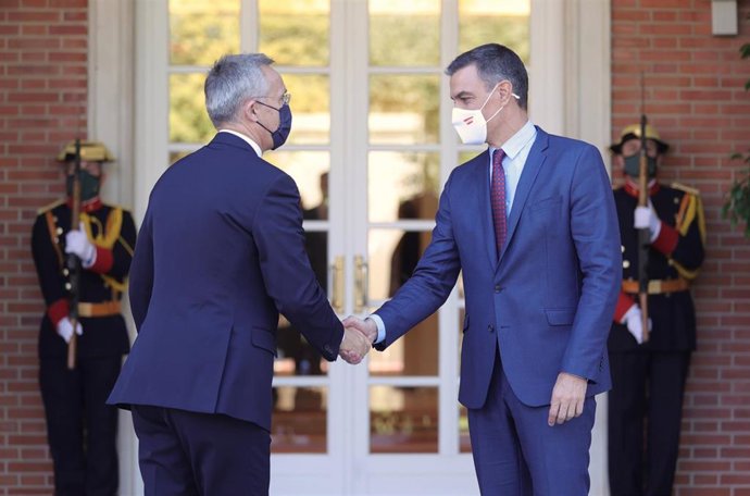Archivo - El presidente del Gobierno, Pedro Sánchez, recibe al secretario general de la OTAN, Jens Stoltenberg