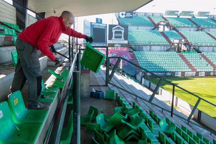 Un operario retira los asientos del Estadio Romano de Mérida