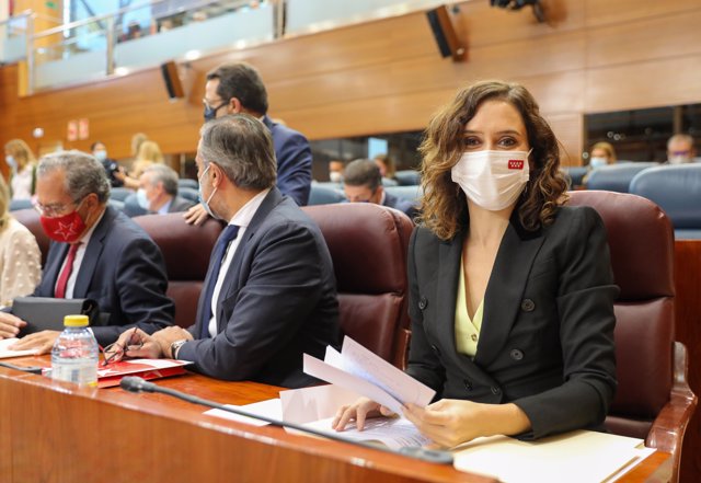 La presidenta de la Comunidad de Madrid, Isabel Díaz Ayuso, al inicio de un pleno de la Asamblea 