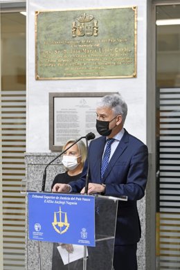 El presidente del Tribunal Superior de Justicia del País Vasco (TSJPV), Iñaki Subijana, interviene durante el aniversario del asesinato del juez José María Lidón Corbi en el atrio del Palacio de Justicia de Bilbao