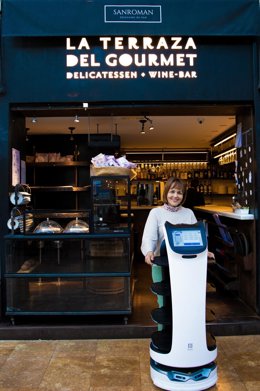 La chef estrella Michelin María José San Román incorpora un robot inteligente para apoyar a su equipo