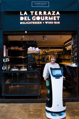 La chef estrella Michelin María José San Román incorpora un robot inteligente para apoyar a su equipo