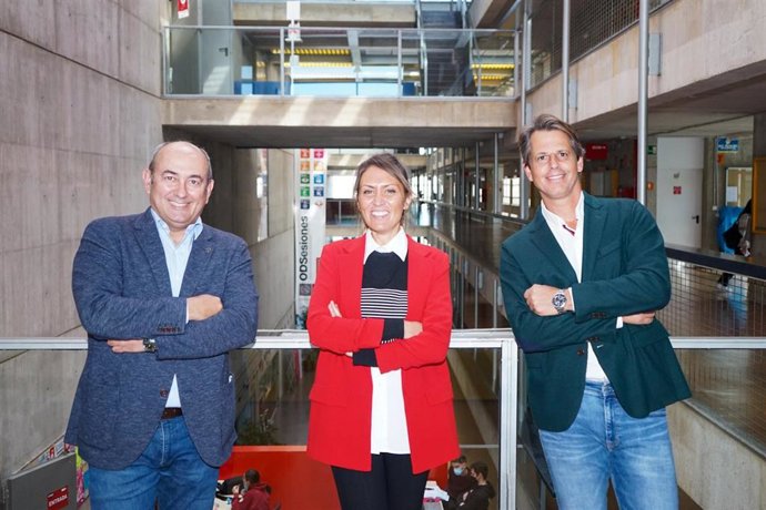 De izquierda a derecha Pedro J. Cuestas, María Isabel Pascual del Riquelme y Sergio Román