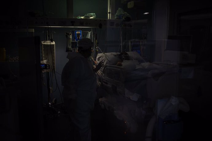 Archivo - Arxiu - Treballadors sanitaris atenen un pacient en una UCI